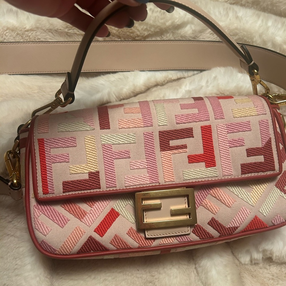 FENDI Canvas baquette 🛍️
